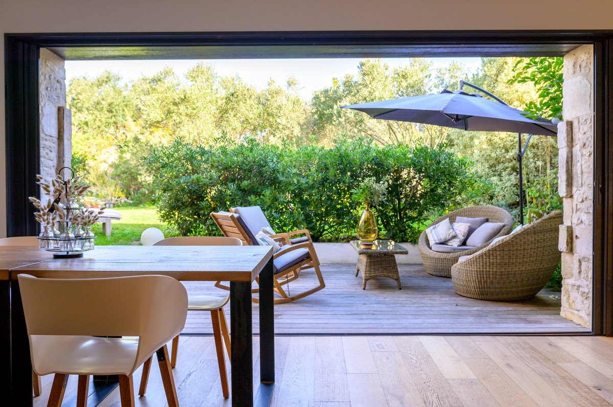 Terrasse private avec salon de jardin, Le chai, chambres d'hôte sur l'île de Ré